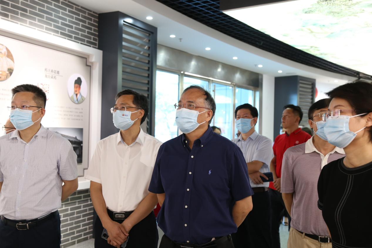 湖南省政協(xié)副主席張灼華一行赴九芝堂開展“穩(wěn)經(jīng)濟(jì)、惠民生、保安全”調(diào)研